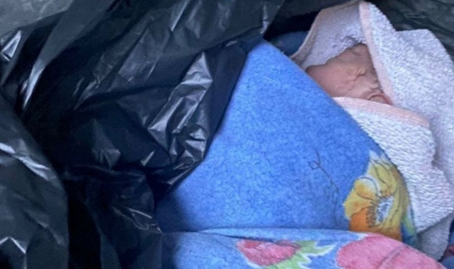 Yeni doğmuş bebeği çöp poşetine sarıp sokağa attılar!