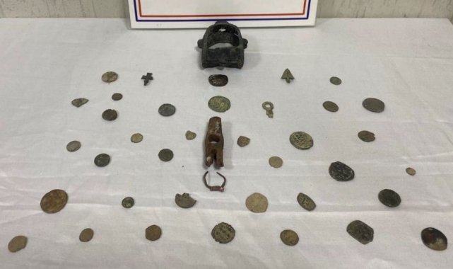 40 sikke ve obje ele geçirildi