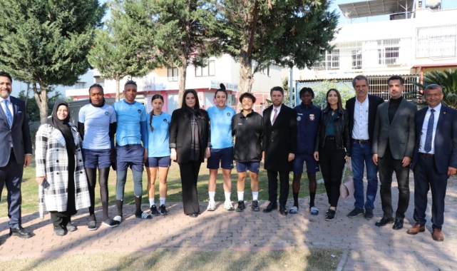 Ak Parti'li Sarıeroğlu, Kadın Futbolcuları Ziyaret Etti