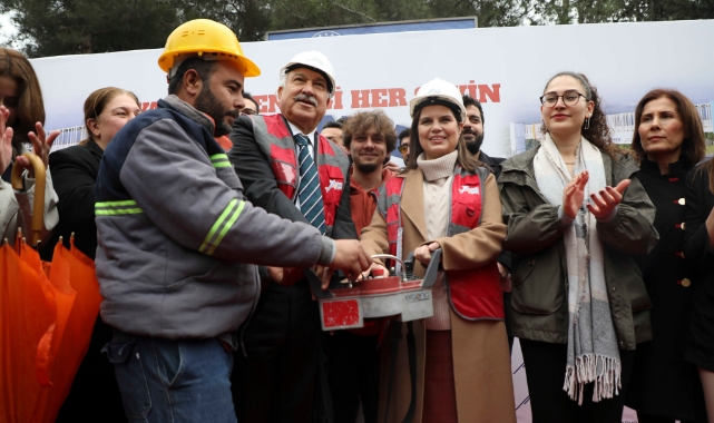 Büyükşehir'den Öğrenci Yurdu Önündeki Kaza Bölgesine Yaya Geçidi