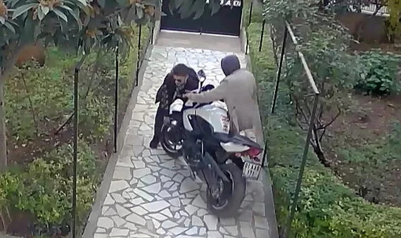 Eve yürümemek için motosiklet çaldılar!