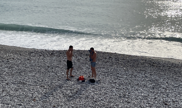 Güneşi gören turistler sahillere akın etti, denize girdi