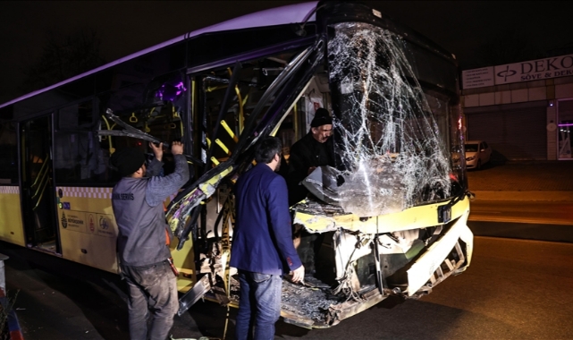 İETT Otobüsü ile Otomobil Çarpıştı: 5 yaralı