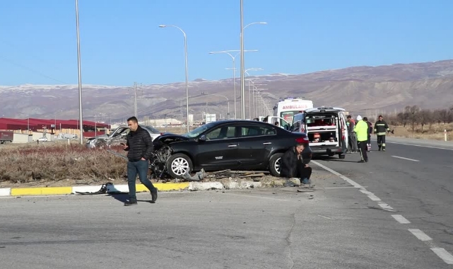 İki otomobil çarpıştı:1 ölü