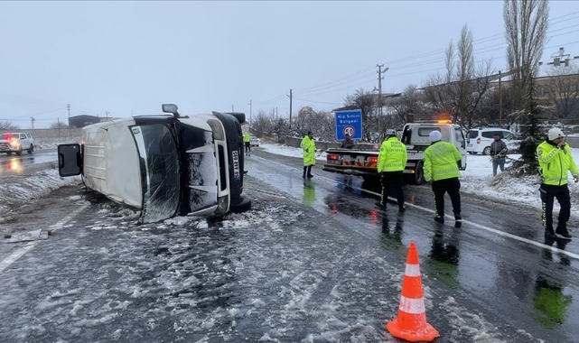 İşçi servisi devrildi: 1 ölü, 12 yaralı