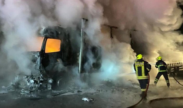 Kargo yüklü tır alev alev yandı