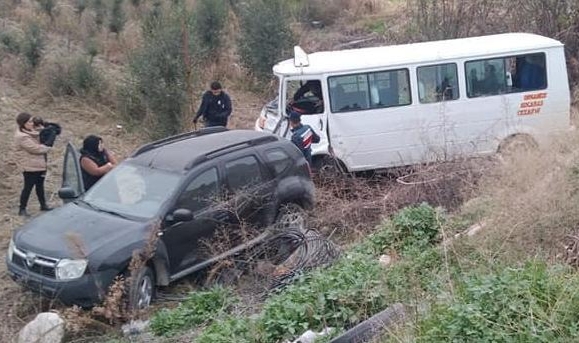 Otomobil ile minibüs çarpıştı: 7 yaralı