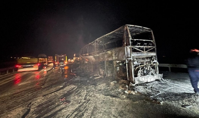Otoyolda feci kaza: 3 kişi öldü, 23 kişi yaralandı