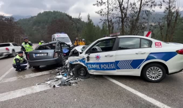 Polis aracıyla otomobil çarpıştı: 1 ölü 2 yaralı