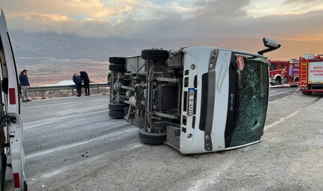 Servis midibüsü devrildi: 2 ölü, 15 yaralı