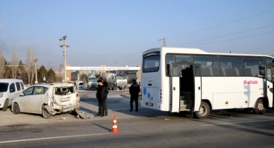 Servis otobüsü ile otomobil çarpıştı: 4 yaralı