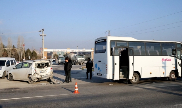 Servis otobüsü ile otomobil çarpıştı: 4 yaralı