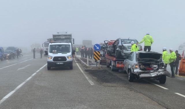 Zincirleme trafik kazası: 2 ölü, 12 yaralı