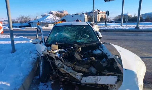 Ambulans ile otomobil çarpıştı: 6 yaralı