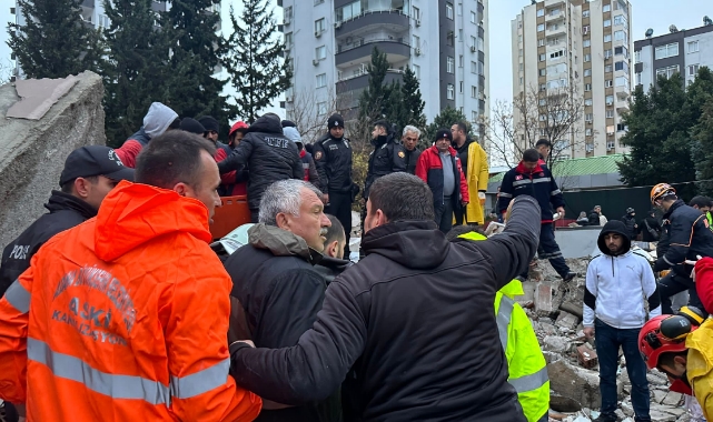 Başkan Zeydan Karalar enkaz noktalarında incelemelerde bulundu