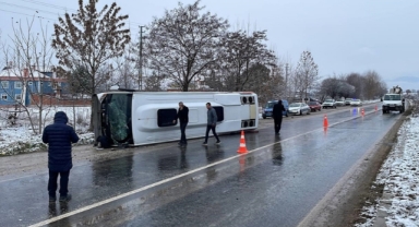 Cenazeye giden otobüs devrildi