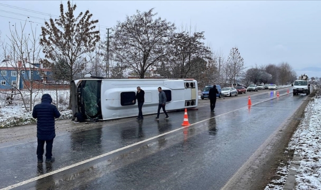 Cenazeye giden otobüs devrildi