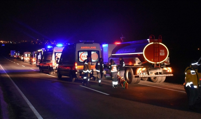 Deprem bölgesinden dönen yardım ekibi kaza yaptı: 13 yaralı
