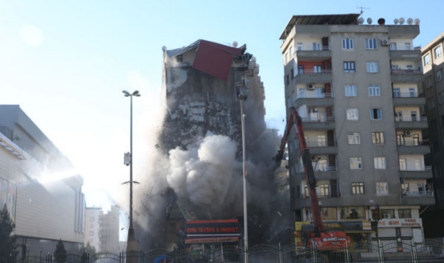 Depremde hasar gören bina yıkım esnasında çöktü