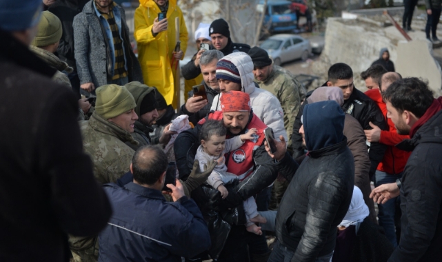 Depremden 31 saat sonra 15 aylık bebek enkazdan çıkarıldı