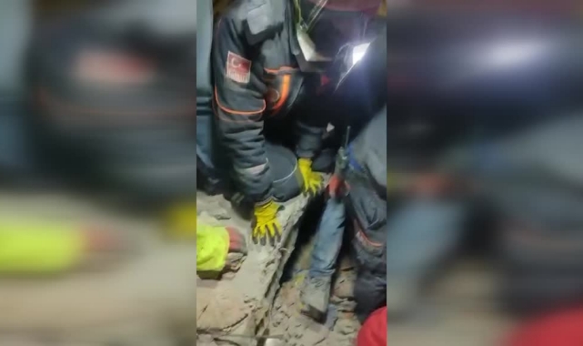 Enkaz altındaki kadın 75 saat sonra kurtarıldı