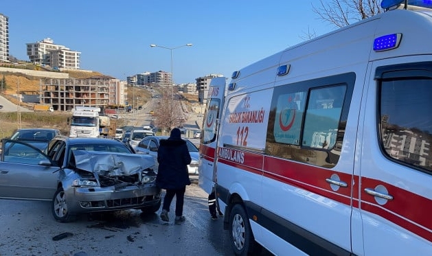 İş makinesine çarpan otomobilin sürücüsü yaralandı