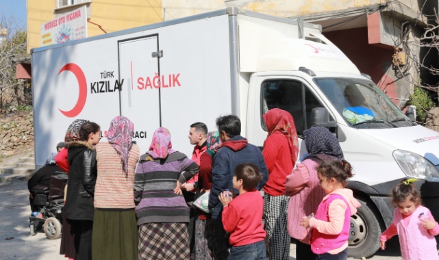 Kızılay mobil sağlık araçları ilk  gün 600 depremzedeye ulaştı