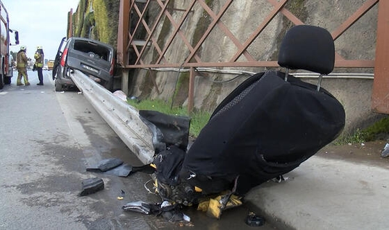 Korkunç kaza! Bariyer araca girdi, koltuk dışarı çıktı