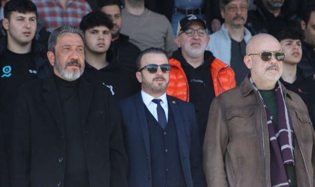 Kutlu depremzede yararına oynanan maçı izledi