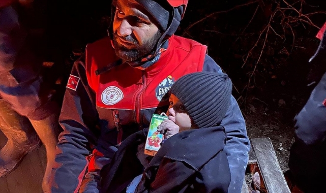 Mikail bebek, 43 saat sonra enkazdan kurtarıldı