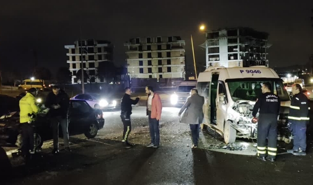 Otomobil ile servis minibüsü çarpıştı: 3 yaralı