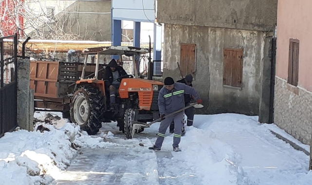 Pozantı Belediyesi, Buzlanmaya Karşı Tuzlama Çalışması Yapıyor