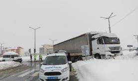 Tır ile minibüs çarpıştı: 3 yaralı