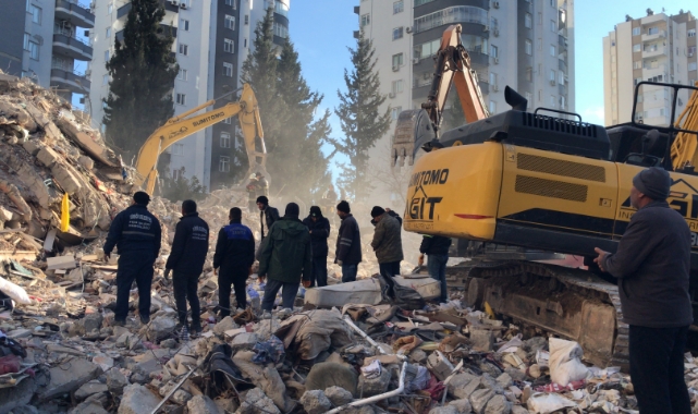 Yıkılan apartmanlarda arama kurtarma çalışmaları sürüyor