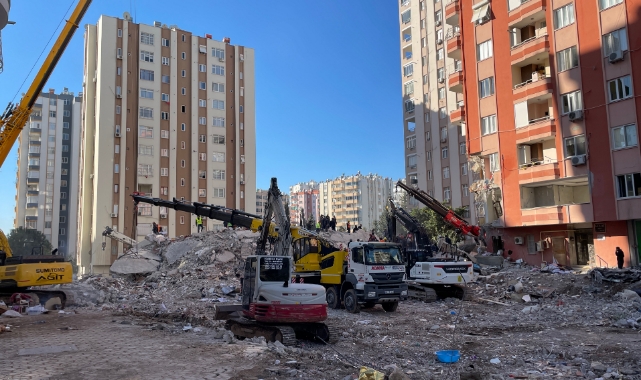 Yıkılan binalarda arama kurtarma çalışmaları sürüyor