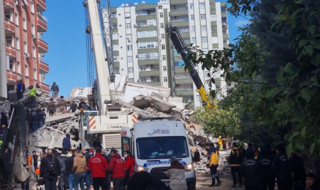 Yıkılan binalarda arama kurtarma çalışmaları sürüyor