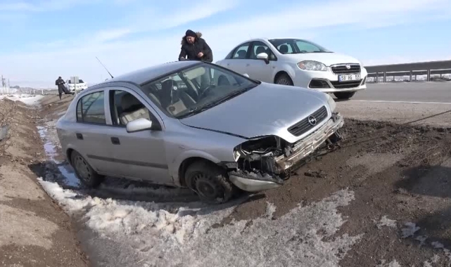 Yoldan çıkan otomobil bankete düştü:7 yaralı