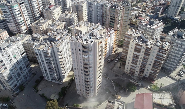 Adana'da Hasar Gören Binalar Yıkılıyor