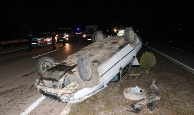 Çekiciyi Sollamaya Çalışan Otomobil Devrildi