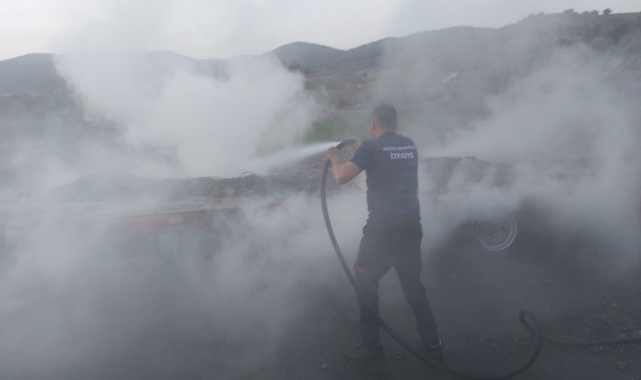 Deprem Bölgesine İş Makinesi Taşıyan Tırın Dorsesi Yandı