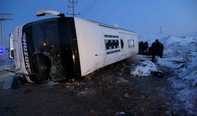 Yolcu Otobüsü Devrildi: 2 Ölü, 21 Yaralı
