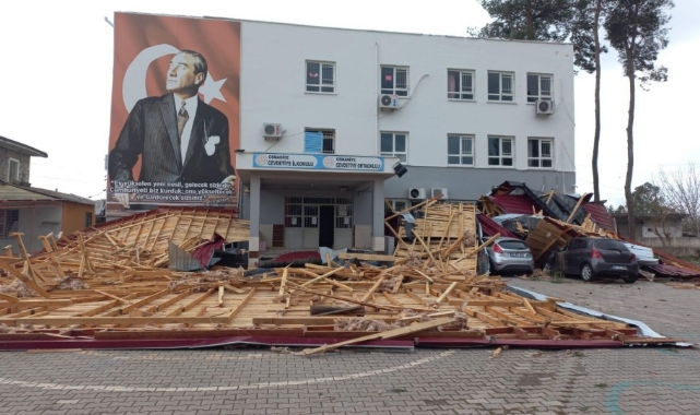 Fırtına Okulun Çatısını Uçurdu