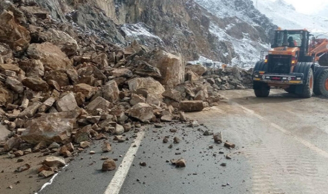 Heyelan, Yolu Ulaşıma Kapattı
