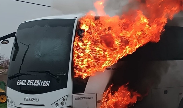 İçinde Öğrencilerin Bulunduğu Midibüste Korkutan Yangın