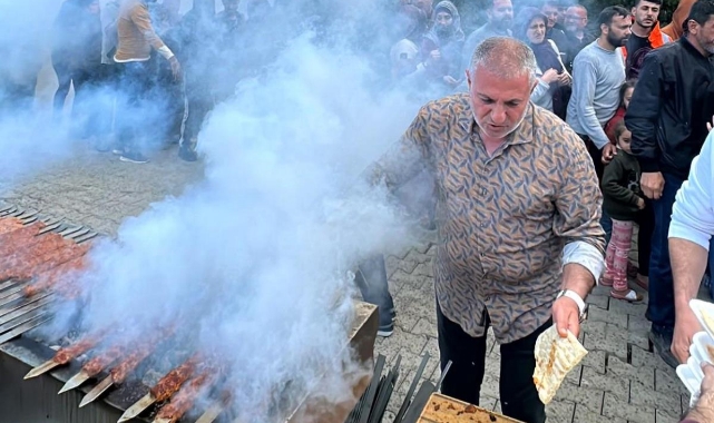 Kaburgacı Yaşar, Depremzedelere 10 Bin Kebap Dağıttı