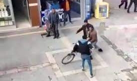 Kendisini Bisiklet İle Korudu