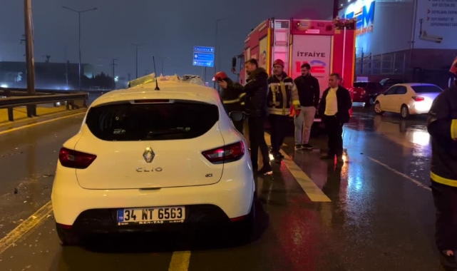 Kontrolden Çıkan Otomobil Bariyere Saplandı