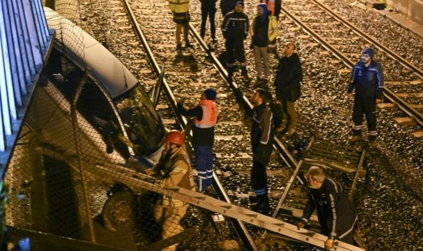 Metro Yoluna Uçtu: 2 Yaralı