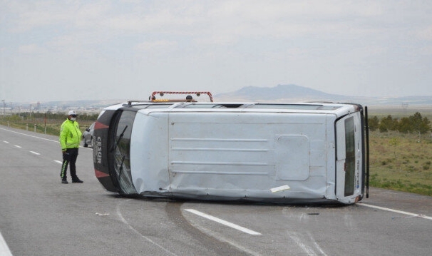 Minibüs Devrildi: 1 Ölü,8 Yaralı