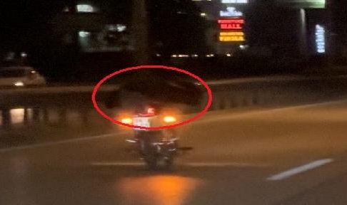 Motosiklet Üzerinde Tehlikeli Yolculuk